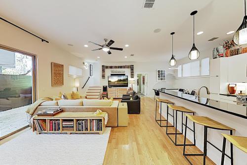 New Listing! Bouldin Creek Retreat With Rooftop Deck Home