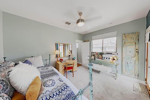 New Listing! Bouldin Creek Retreat With Rooftop Deck Home