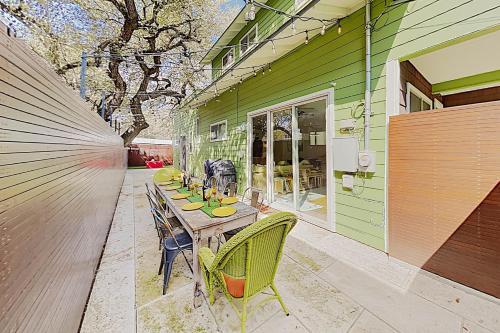 New Listing! Bouldin Creek Retreat With Rooftop Deck Home
