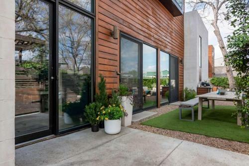 Contemporary Home In Downtown Austin