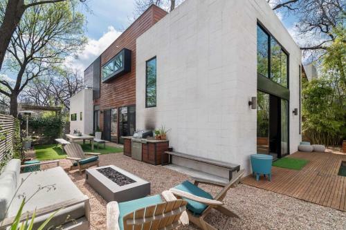 Contemporary Home In Downtown Austin