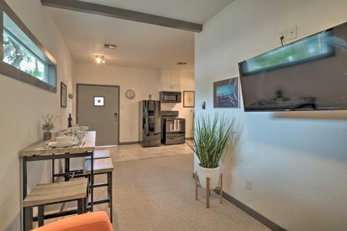 Cozy Modern Apartment - Steps To Dtwn Bus!