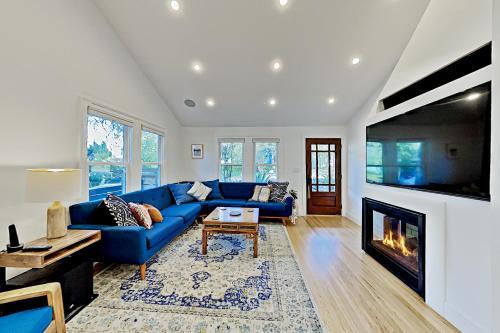 Lavish Escape - Firepit - 1 Block To Dining, Shops Home