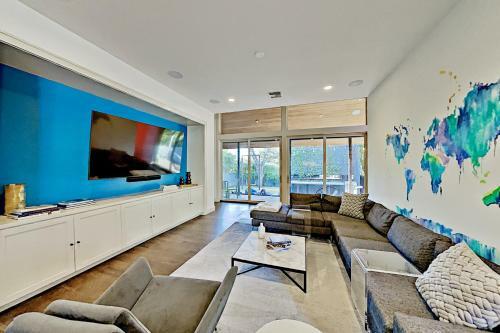 Modern Escape With Firepit - 2 Blocks To Dining Home