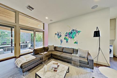 Modern Escape With Firepit - 2 Blocks To Dining Home