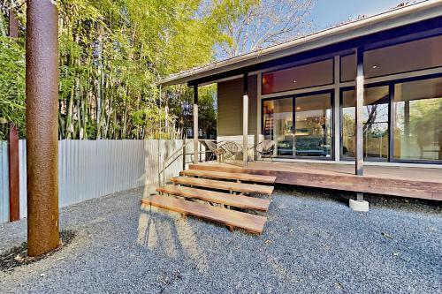 Modern Escape With Firepit - 2 Blocks To Dining Home