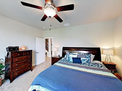 New Listing! Spacious & Lavish Getaway - Downtown! Home