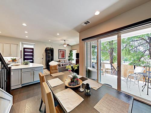 New Listing! Spacious & Lavish Getaway - Downtown! Home