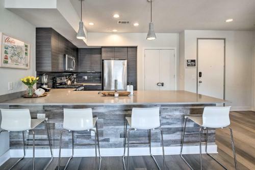 Apartamento Modern Chic Condo With Balcony And Pool, Walk To Downtown
