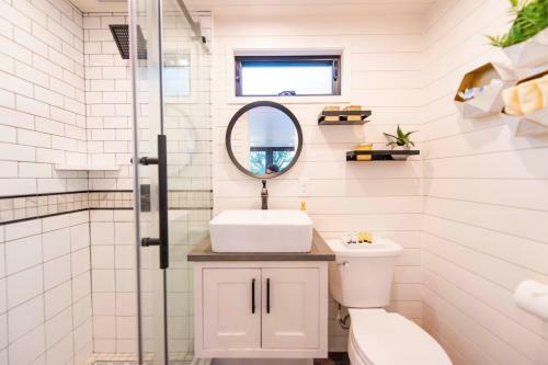 The Honeycomb-tiny Container Home 12 Min. To Magnolia/baylor