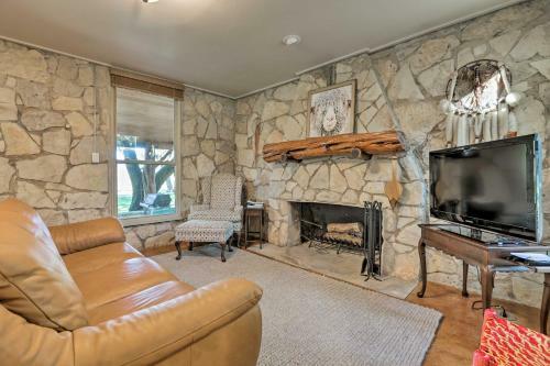 Blanco Riverfront Historic Home, 3 Mi To Dt Blanco
