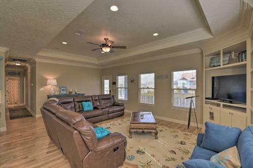 Beach House With Tiki Bar, Walk To Crystal Beach