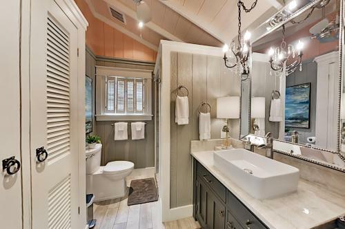 Charming Cottage With Chic Decor -- Walk To Downtown Home