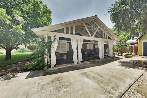 Charming Cottage With Chic Decor -- Walk To Downtown Home