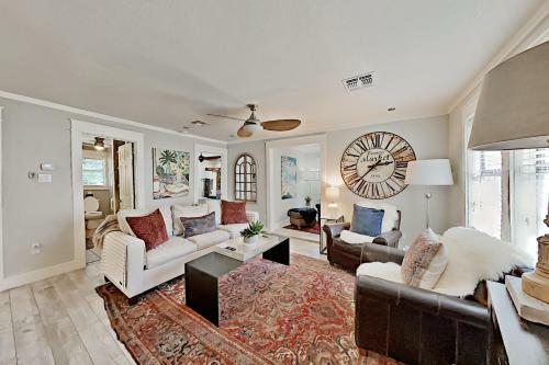 Charming Cottage With Chic Decor -- Walk To Downtown Home