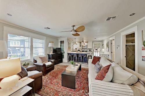 Charming Cottage With Chic Decor -- Walk To Downtown Home
