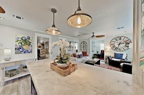 Charming Cottage With Chic Decor -- Walk To Downtown Home