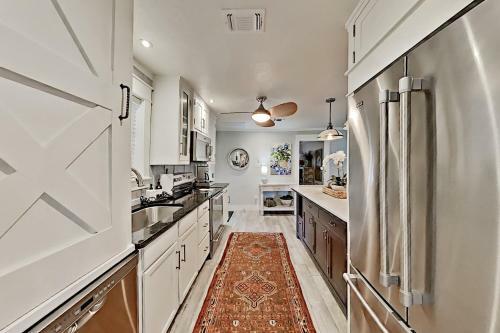 Charming Cottage With Chic Decor -- Walk To Downtown Home