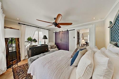 Charming Cottage With Chic Decor -- Walk To Downtown Home