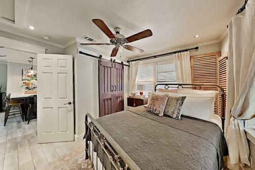 Charming Cottage With Chic Decor -- Walk To Downtown Home