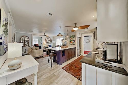 Charming Cottage With Chic Decor -- Walk To Downtown Home