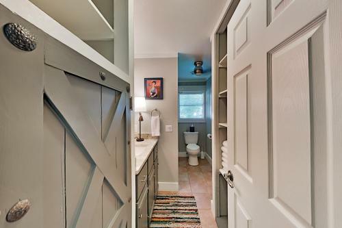 Charming Cottage With Chic Decor -- Walk To Downtown Home