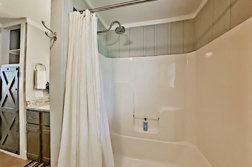 Charming Cottage With Chic Decor -- Walk To Downtown Home