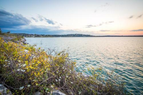 Cliff House At Canyon Lake Home