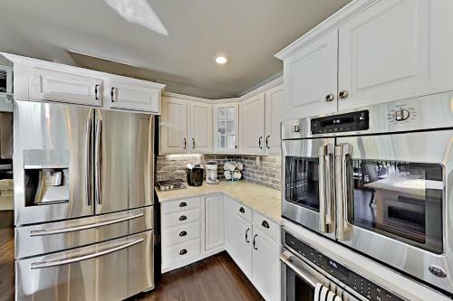 Opulent Waterfront Home - Dock, Hot Tub & Fire Pit Home