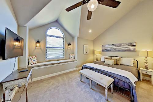 Opulent Waterfront Home - Dock, Hot Tub & Fire Pit Home