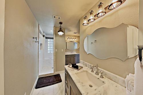 Opulent Waterfront Home - Dock, Hot Tub & Fire Pit Home