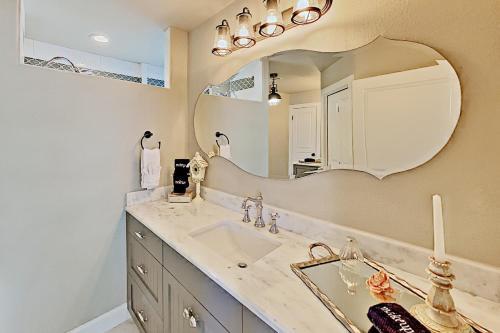Opulent Waterfront Home - Dock, Hot Tub & Fire Pit Home