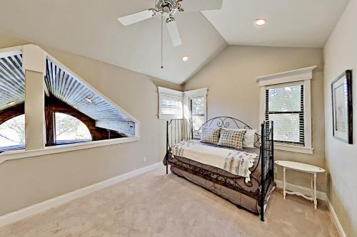 Opulent Waterfront Home - Dock, Hot Tub & Fire Pit Home