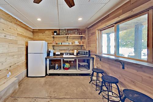 Opulent Waterfront Home - Dock, Hot Tub & Fire Pit Home