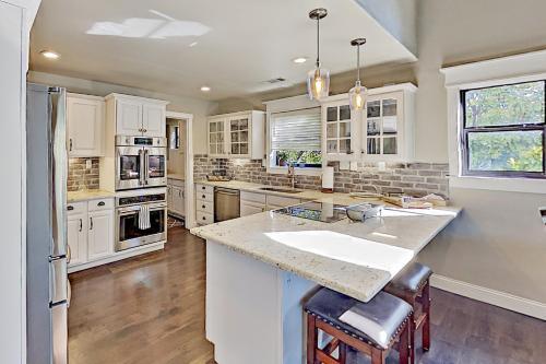 Opulent Waterfront Home - Dock, Hot Tub & Fire Pit Home