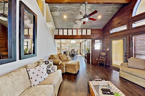 Opulent Waterfront Home - Dock, Hot Tub & Fire Pit Home