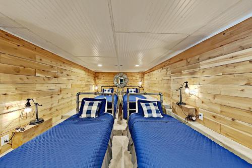 Opulent Waterfront Home - Dock, Hot Tub & Fire Pit Home