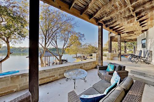 Opulent Waterfront Home - Dock, Hot Tub & Fire Pit Home