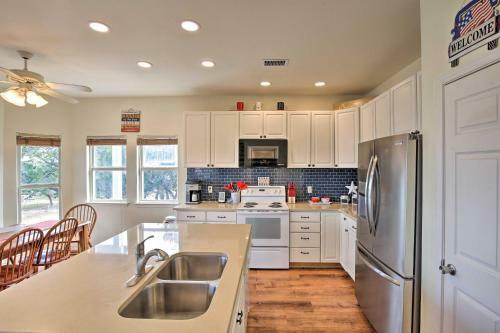 Spacious Canyon Lake Home Less Than 1 Mi To Boat Ramp