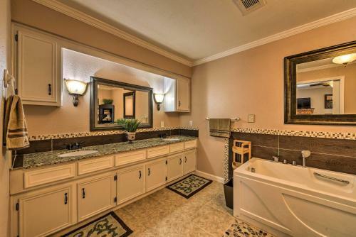 Spacious Conroe Home With Foosball And Pool Table!