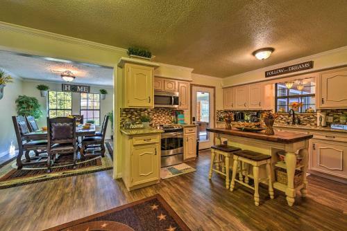 Spacious Conroe Home With Foosball And Pool Table!