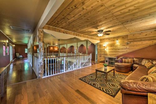 Spacious Conroe Home With Foosball And Pool Table!