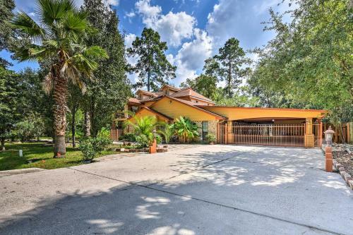 Spacious Conroe Home With Foosball And Pool Table!