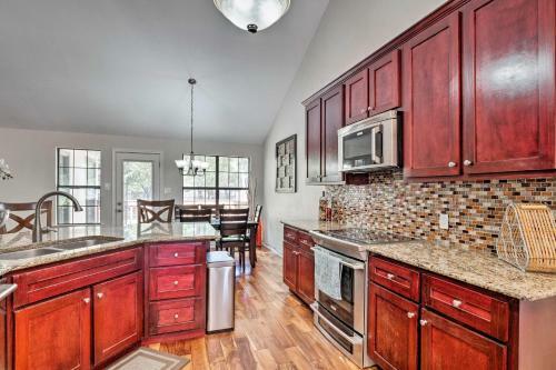 New! Austin-area Home With Large Private Yard And Deck