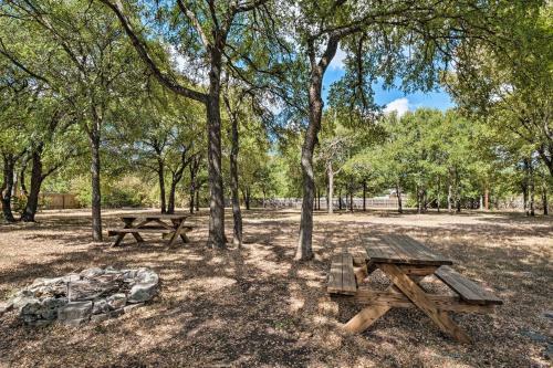 New! Austin-area Home With Large Private Yard And Deck