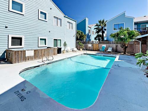 Apartamento New Listing! Updated Condo: Pool, 1 Block To Beach Condo