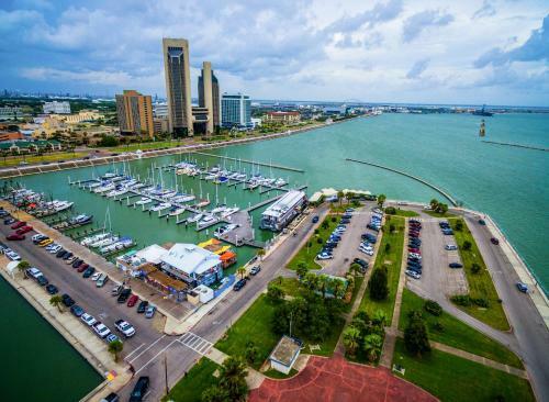Apartamento New Listing! Updated Condo: Pool, 1 Block To Beach Condo