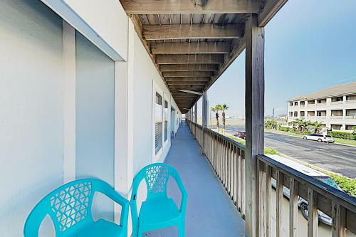 Apartamento New Listing! Updated Condo: Pool, 1 Block To Beach Condo