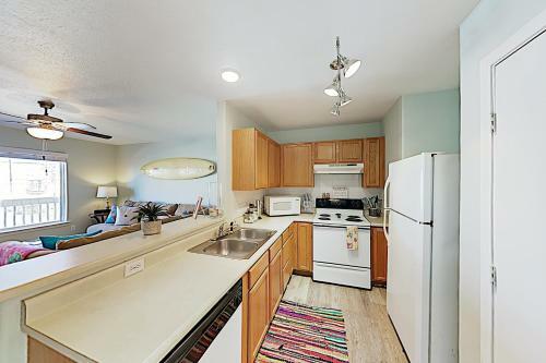 Apartamento New Listing! Updated Condo: Pool, 1 Block To Beach Condo