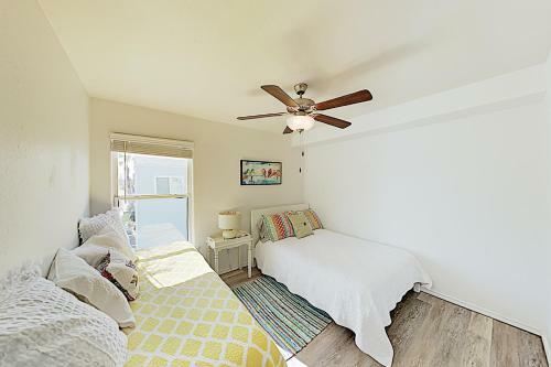 Apartamento New Listing! Updated Condo: Pool, 1 Block To Beach Condo